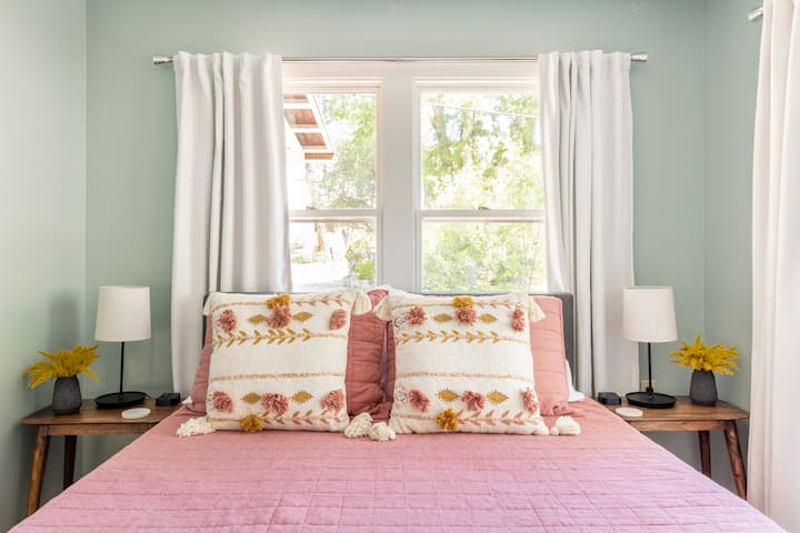 Main House - Bedroom 2 - Queen size premium Nectar mattress with lux sheets and choice of pillow types