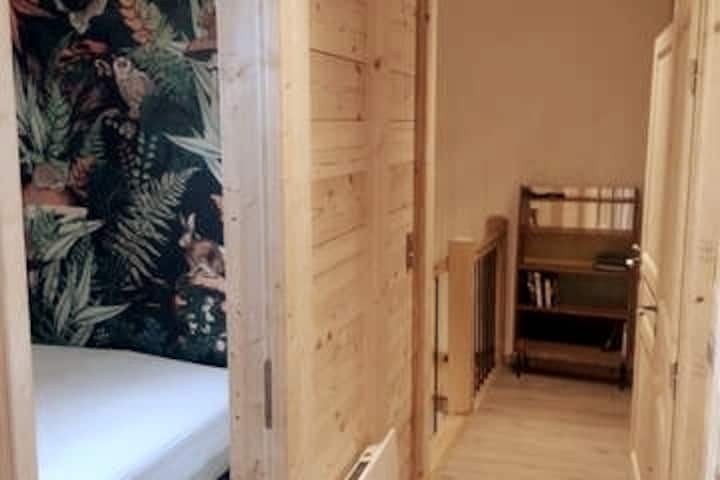 Mbao zote mbichi, barabara ya ukumbi hutumikia vyumba 3, vyoo vya kujitegemea sakafuni (choo pia kwenye ghorofa ya chini) na bafu.