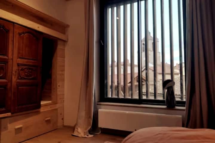 Mtazamo wa Kanisa la Marsac kutoka chumba cha kulala na kitanda kilichofungwa.