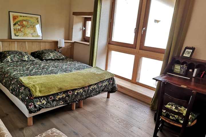 Angavu sana, "Chumba cha Verveine", hapa katika muundo wa kitanda kimoja, 160 x 200; mhudumu anayeweza kurekebishwa.
Wasomaji huruhusu taa za siri, ikiwa inahitajika; dirisha kubwa linaloangalia mtaro wa ndani.