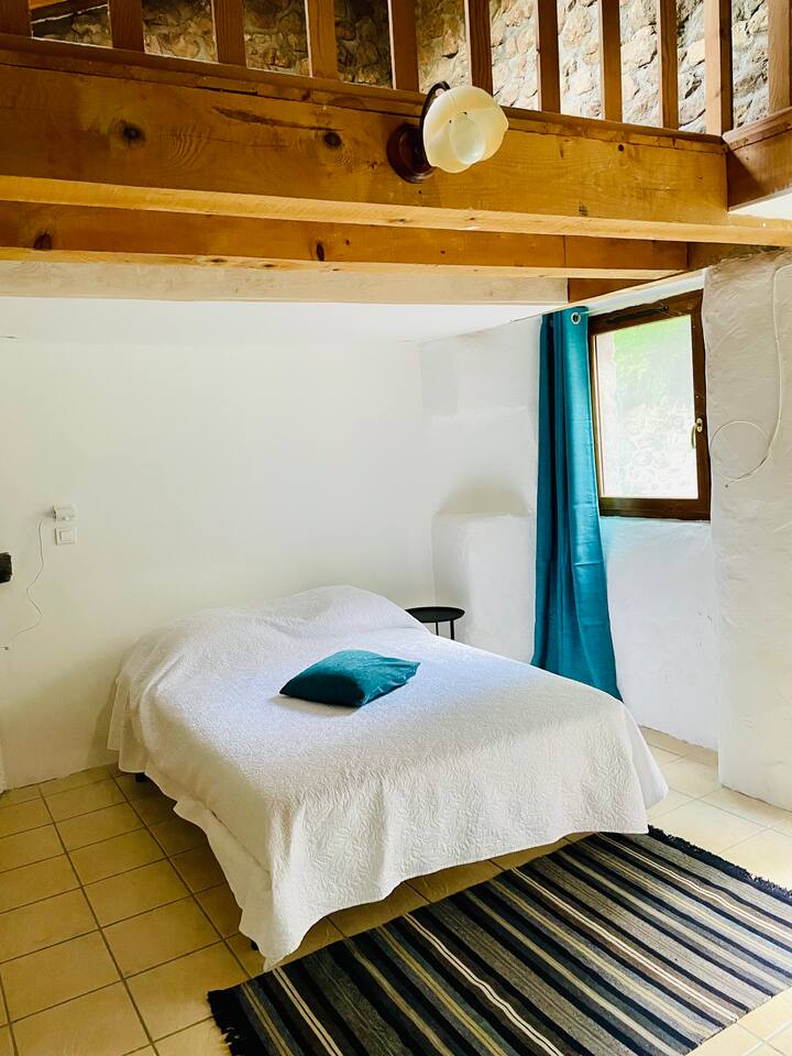 Chambre dans dépendance mitoyenne à la maison principale. Salle de douche et WC privatifs. Dépendance de plein pied.
