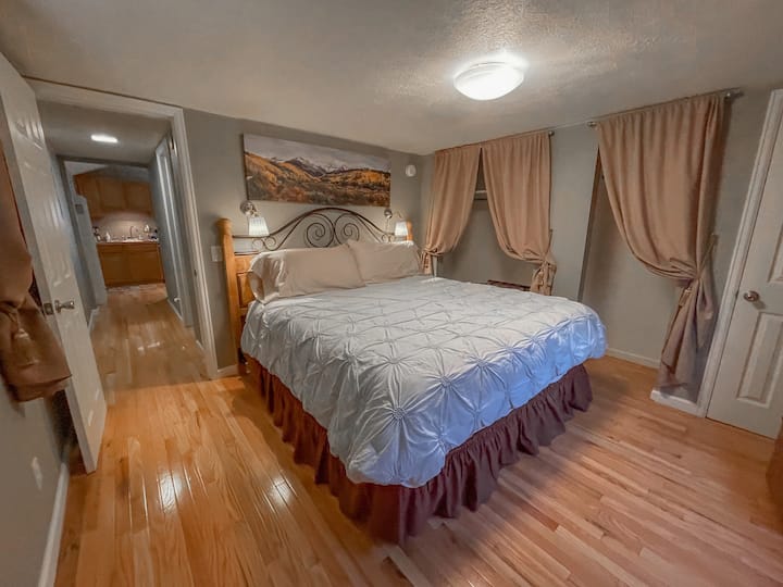 Მთავარი საძინებელი 193 × 203 სმ ზომის საწოლით