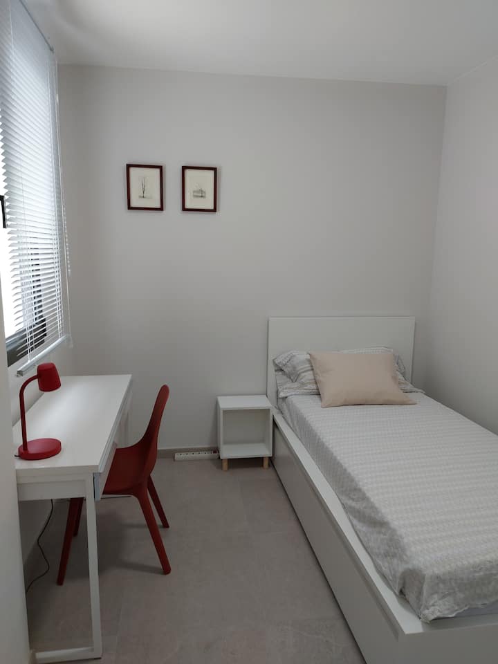 חדר שינה שני עם מיטה נוחה בגודל ‎ 90x200, שולחן עבודה, ארון מובנה להמתין בנוחות לבגדים וחלון מבחוץ המספק תאורה ואוורור טבעיים.