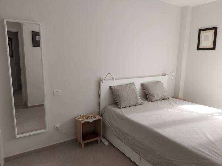 חדר השינה הראשי כולל מיטה זוגית בגודל ‎ 160x200, ארון מובנה כדי לחכות בנוחות לבגדים, וחלון מבחוץ המספק תאורה טבעית ואוורור.