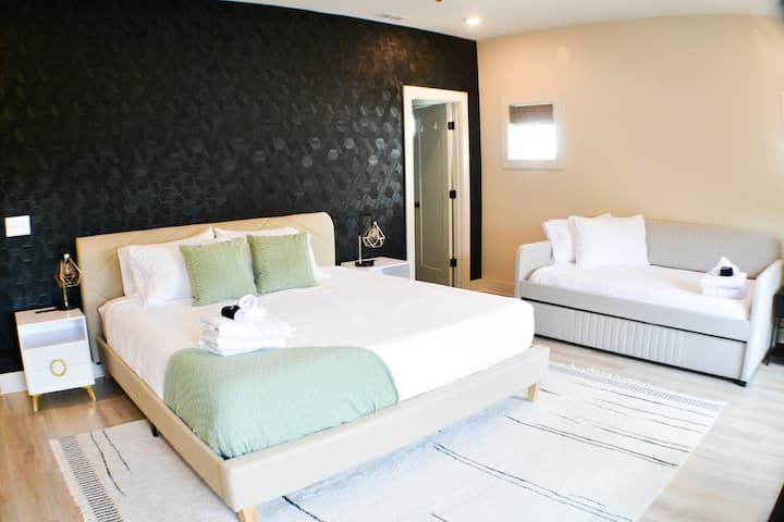 Dormitorio principal con cama tamaño king y camas individuales.