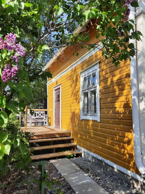Idyllic small house in the city center