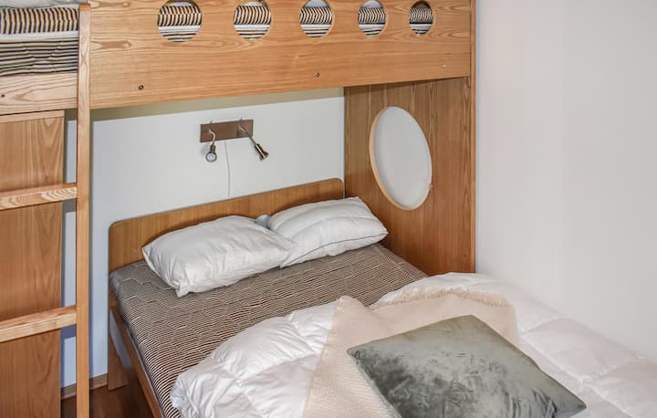 O segundo quarto / segundo quarto

Størrelse/Tamanho 120×200
+ Cama de solteiro no topo 75x200