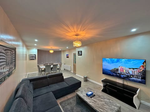 Successful Airbnb property: Full Home in Manchester with Free Parking in Cheetham Hill