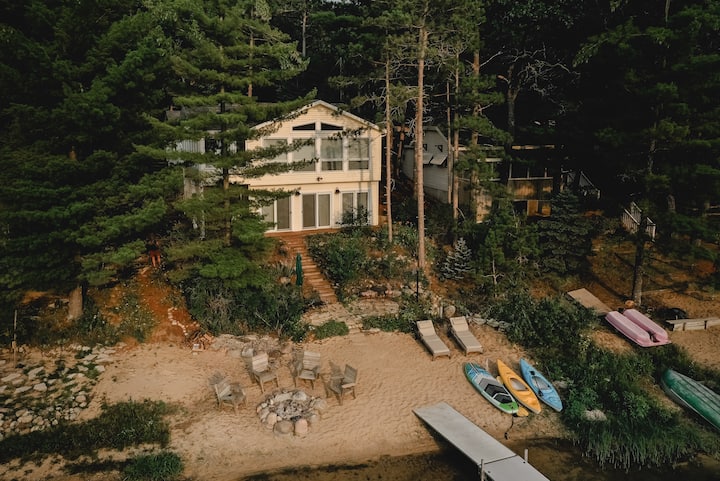 Lake house w/beach | Hot Tub | Dells 20 min