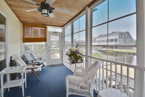 Quiet Charming Water Front Beach Cottage