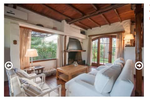 Airbnb con mejor rendimiento: Punta del Este, pine forests. Steps to the sea. Pool. en Pinares Las Delicias