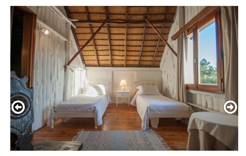 Საძინებელი 2 ერთადგილიანი საწოლით და ზედა სართულის სასადილოთი. 