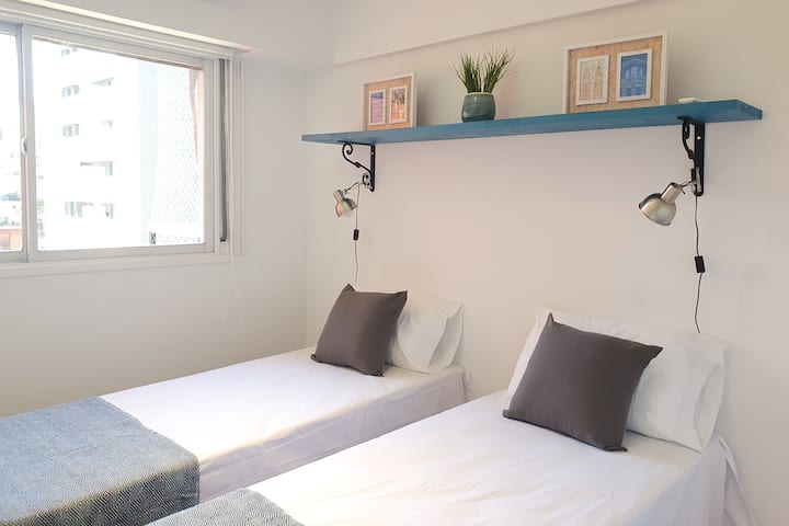 PLAVA SOBA - s dva odvojena kreveta