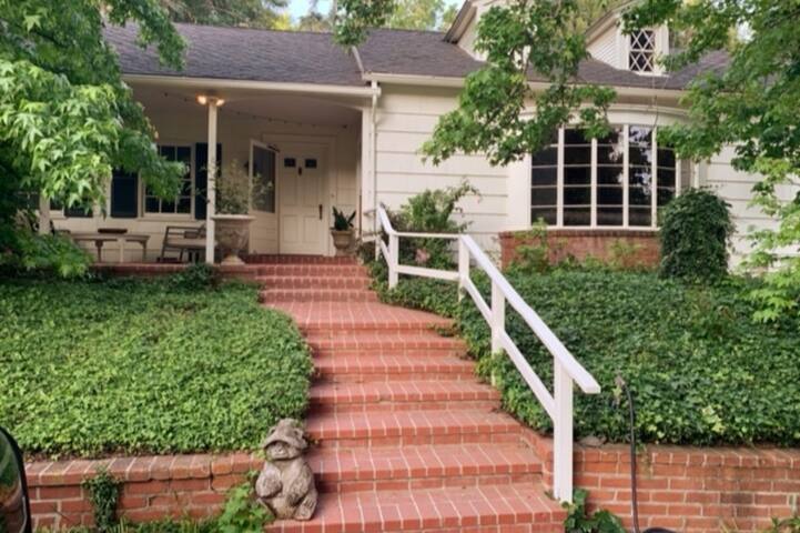 Wonderful Family House, private and park-like gallery image 3