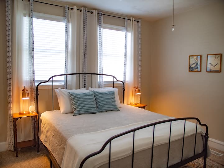 Уютна спалня с кралски размери на долния етаж. 