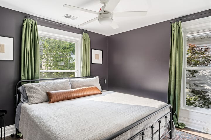Cama tamaño king con armario (el dormitorio incluye un espejo)