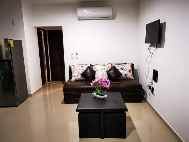 Sebule iliyo na kitanda kizuri cha sofa na Smart TV
