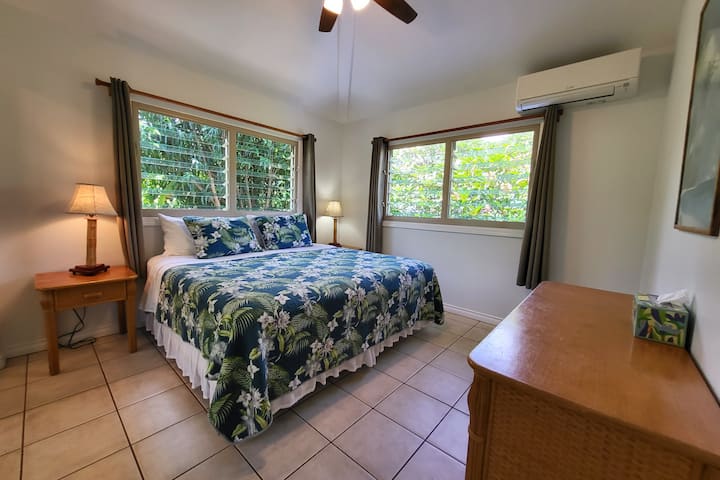 חדר שינה 2 מוצג עם מיטת קינג סייז. אנחנו מאבטחים את המיטות היחיד יחד עם רצועה אופקית כבדה מיוחדת וחלק מרכזי רך המכוסה במצע קינג סייז ובמצעים איכותיים. נקבע את כל ההעדפות שלכם לפני ההגעה.