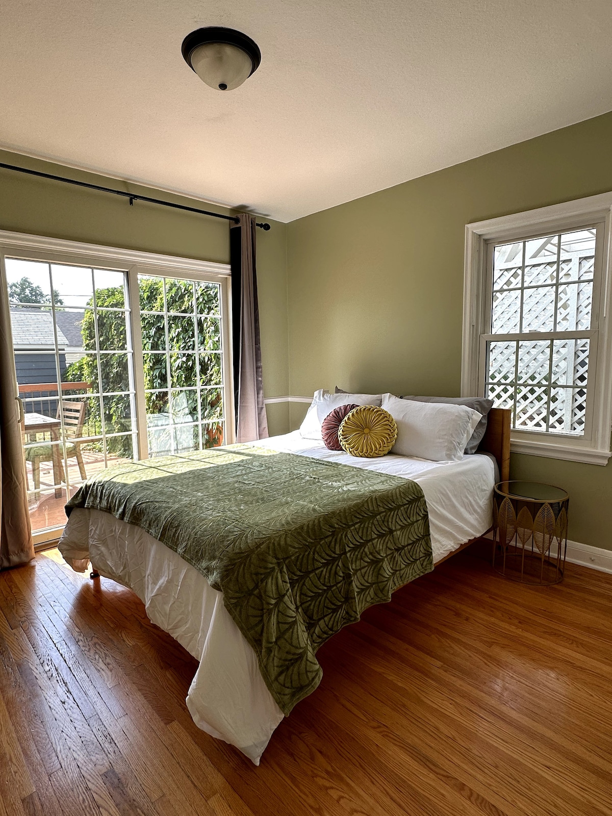 Qasja në kopshtin dhe oborrin e pasmë përmes kësaj dhome gjumi ose derës kryesore dhe anës së shtëpisë. 