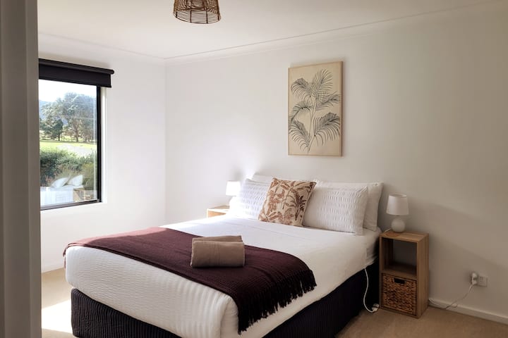 Dormitorio principal del primer piso orientado al norte con 1 cama queen, vistas a la colina, vestidor, vestidor, persianas enrollables, ventilador, calentador y manta eléctrica.