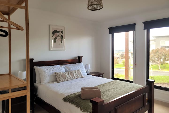 Planta baja orientada al sur, segundo dormitorio con 1 cama tamaño queen, barandillas y cajones, persianas enrollables, ventilador, calefacción y manta eléctrica.