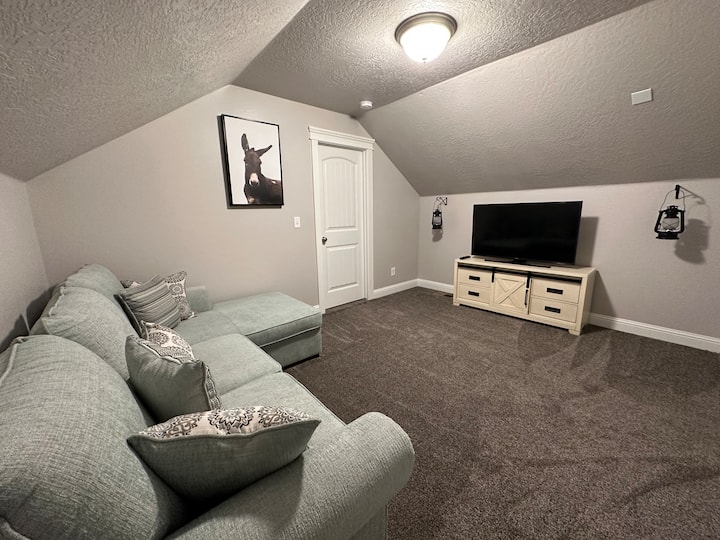 مساحة معيشة إضافية في الطابق العلوي مع سرير أريكة قابل للسحب