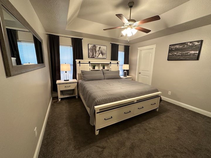 جناح رئيسي بسرير كبير مع خزانة ملابس