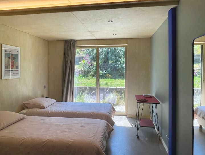 This room has 2 single beds which can be reached in one king size bed
