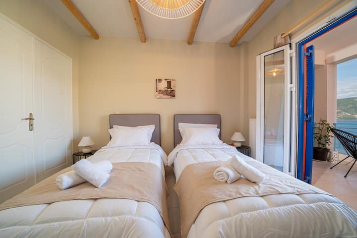 2nd bedroom with twin beds