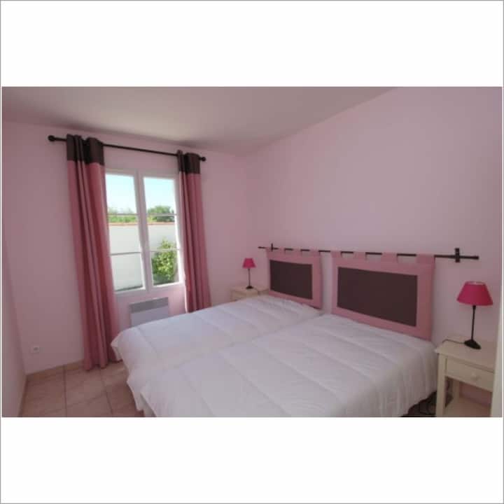 საძინებელი 2: ერთადგილიანი საწოლები ან დიდი ორსაწოლიანი საწოლი