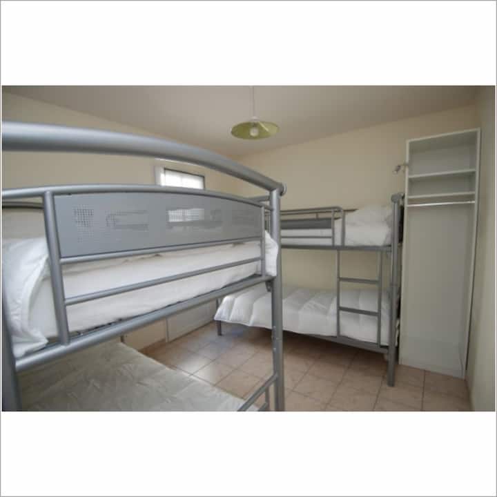 4 × 2 ორსართულიანი საწოლი
