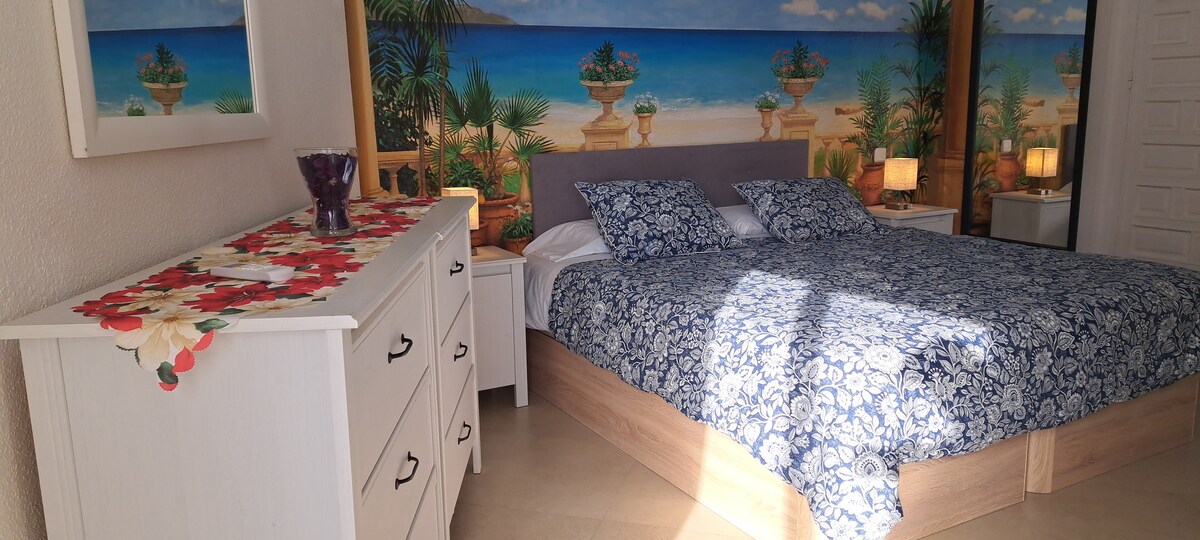 Chumba cha kulala kilicho na Kitanda cha King Size - urefu wa sentimita 180 kwa upana wa sentimita 190 (inchi 71 x 75)

Kwa hiari tunaweza kutenganisha kama vitanda viwili vya mtu mmoja ikiwa tutashauriwa mapema.