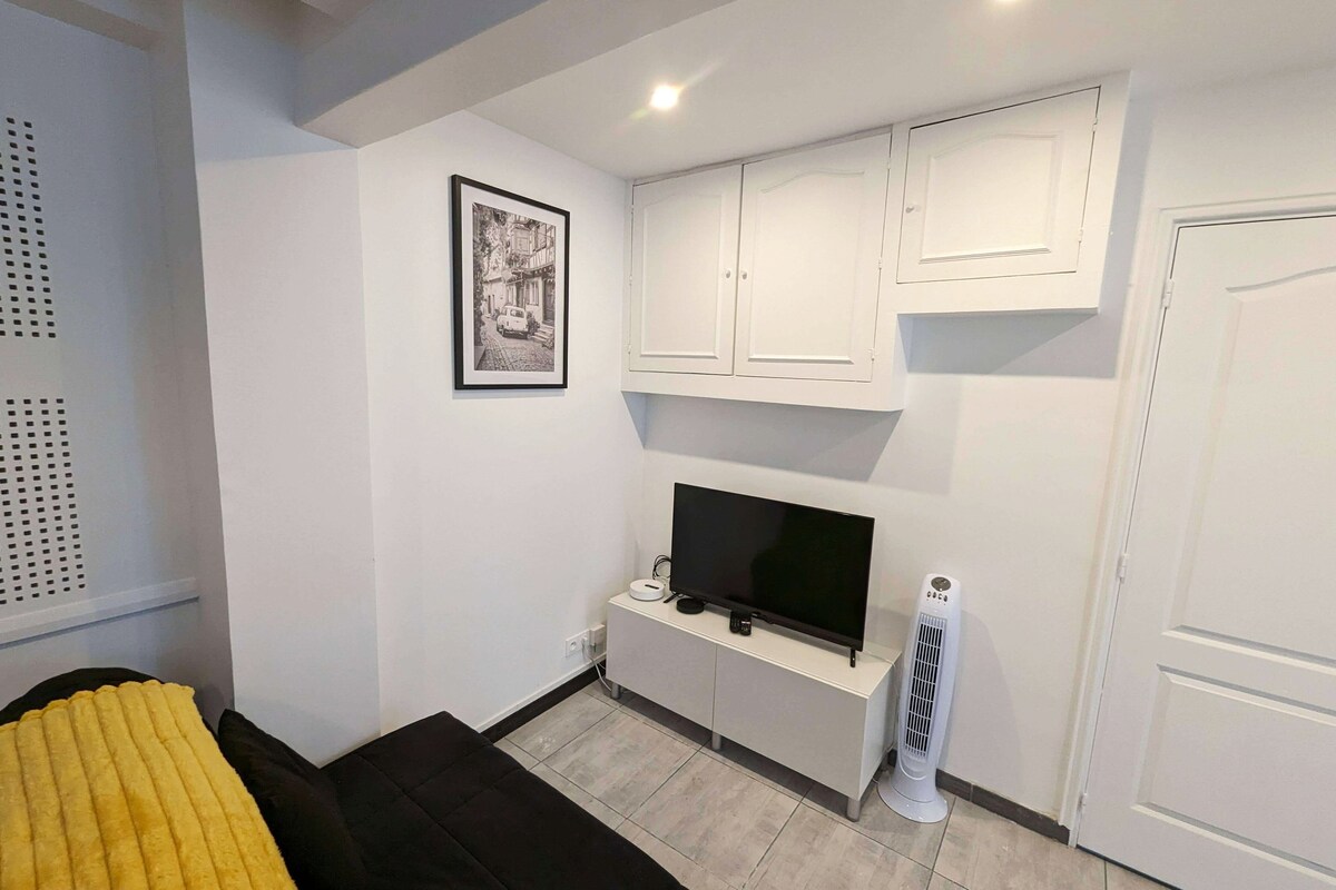 Sebule iliyo na kitanda cha sofa, televisheni ya "40" iliyo na Chromecast, Wi-Fi yenye nyuzi za kasi sana. Sehemu ya kula iliyo na meza na viti 5, jiko lenye vifaa.