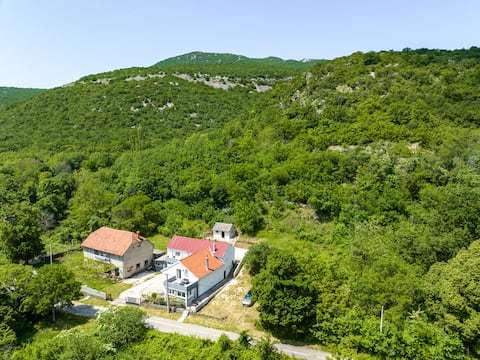 Zrmanja Vrelo - spacious house for nature lovers