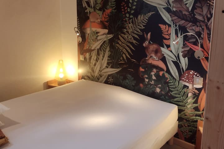 Bergerie: Fli nën syrin dashamirës të kafshëve "Dhoma e pyllit".
Krevat 160 x 200, i ndarë në dy krevate 80 x 200 krevate. Ndriçues dhe konvektor të rregullueshëm; dollap.
Dritare diskrete mbi çati.