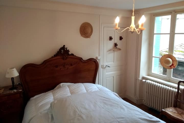 Maison du Fournil: "Dhoma e tezes" në katin e parë: 1 krevat 140; pamje nga kopshti.