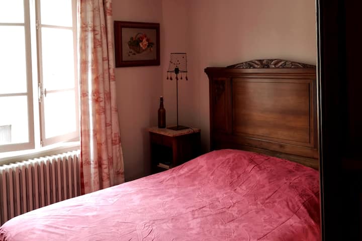 Maison du Fournil: Dhoma e kuqe e gjumit, në katin e parë: 1 krevat 160 x 190.