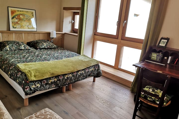 Bergerie: Shumë e ndritshme, me dritaret e saj të mëdha të hapura në tarracë, "Dhoma Verveine" këtu në një format krevati 160 x 200, e konvertueshme në 2 krevate 80 x 200. Litrat dhe konvektori i rregullueshëm.
Hapësirë pune për Wi-Fi. Dollap.