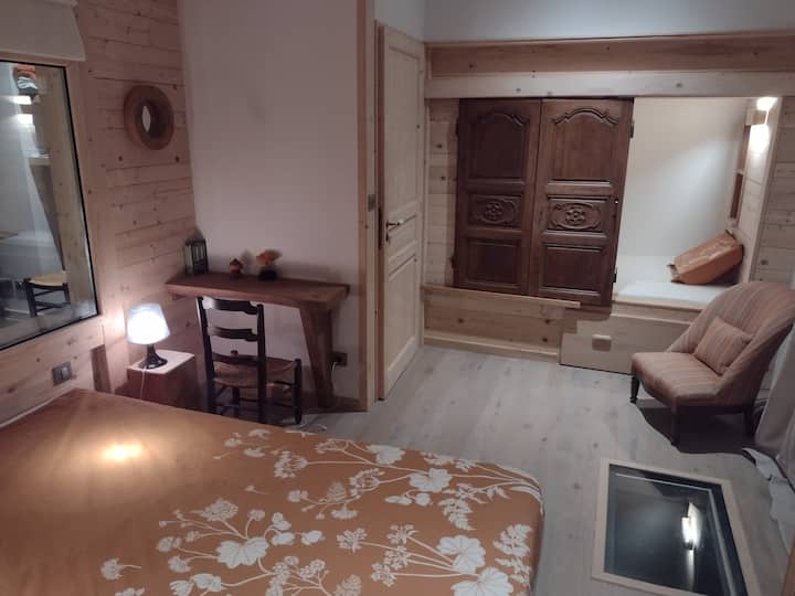 Bergerie: "dhoma e gjumit me krevat të mbyllur", suvenir i ish Papetiers d 'Ambert.
Grand Lit 160 x 200. 
Hapësirë pune, prizë rrjeti dhe tavolinë e vogël kompjuteri në pemën e qershisë së papërpunuar.
Konvektor i rregullueshëm.