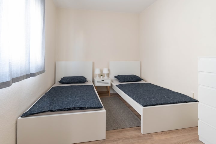 Соба 1 со 2 единечни кревета (90x200)