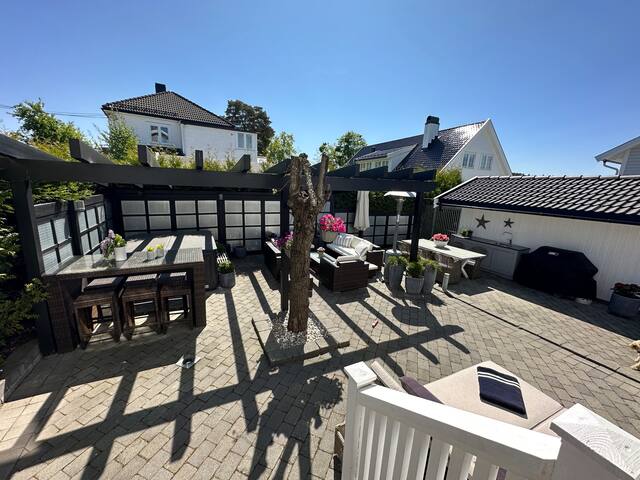 Strøkent -stor uteplass og spa