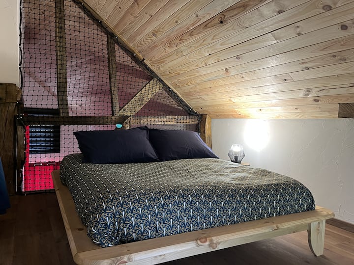 Dhomë gjumi dytësore mezzanine me krevat dopio 140x190.