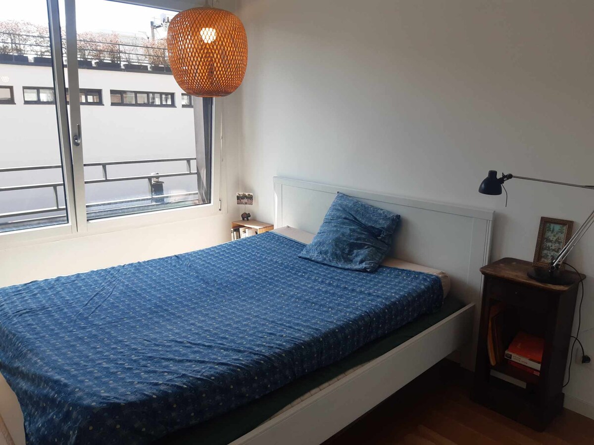 双人床卧室（当然可以放第二个枕头！ ）