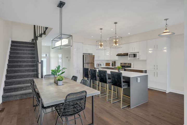 Luxury Modern Home in Ottawa!