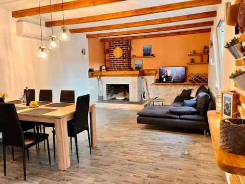 Popular Airbnb listing: Mendula Vacation Home in Općina Pučišća