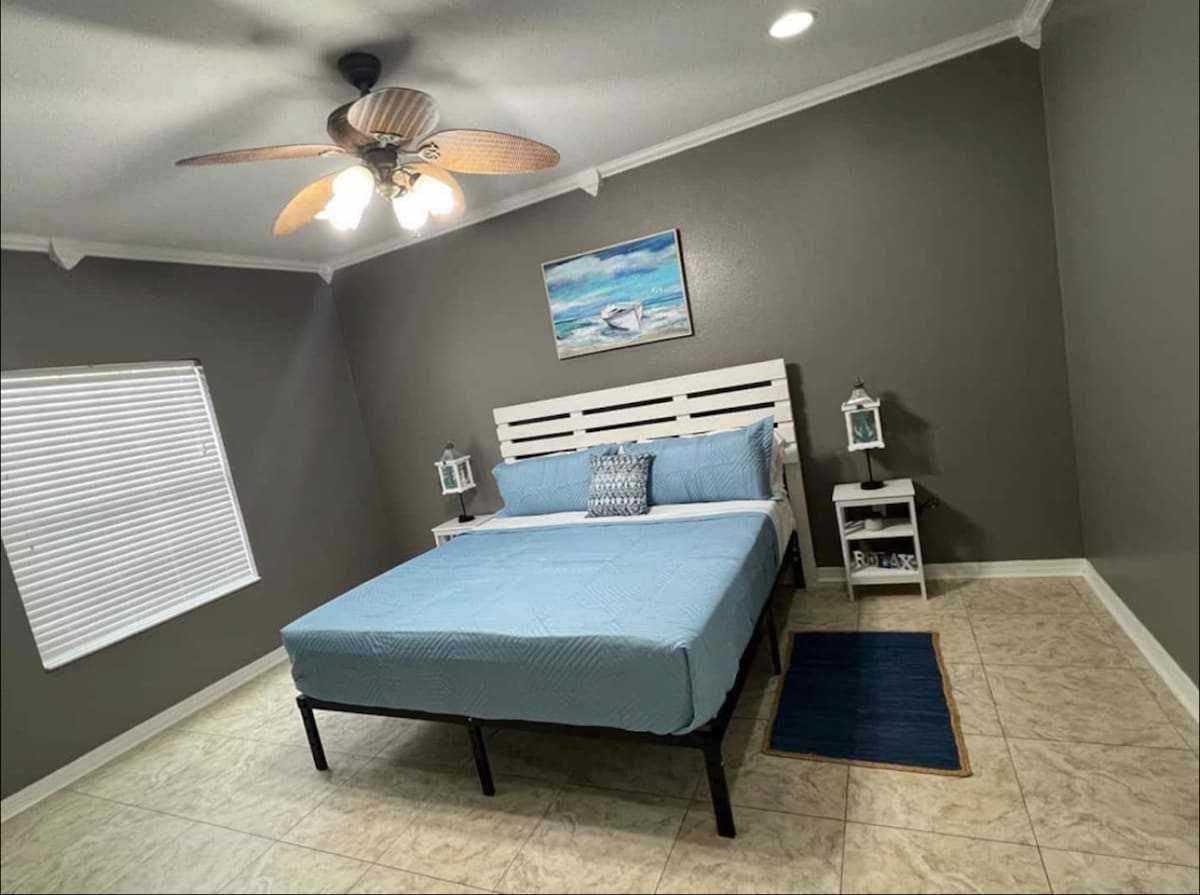 "Capt 'Quarters" เตียงคิงไซส์พร้อมฝักบัวอาบน้ำขนาดใหญ่และอ่างอาบน้ำ