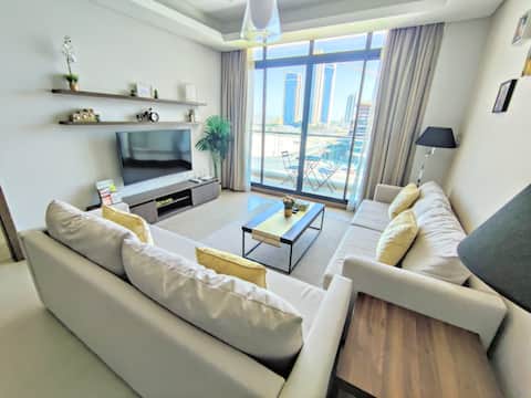 Opposite City Center Mall Pool Gym WiFi & King Bed