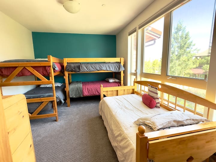 Stapelbedkamer biedt plaats aan maximaal zes personen met kabel-tv en een bluray-speler met een brede bibliotheek met schijven voor kinderen.