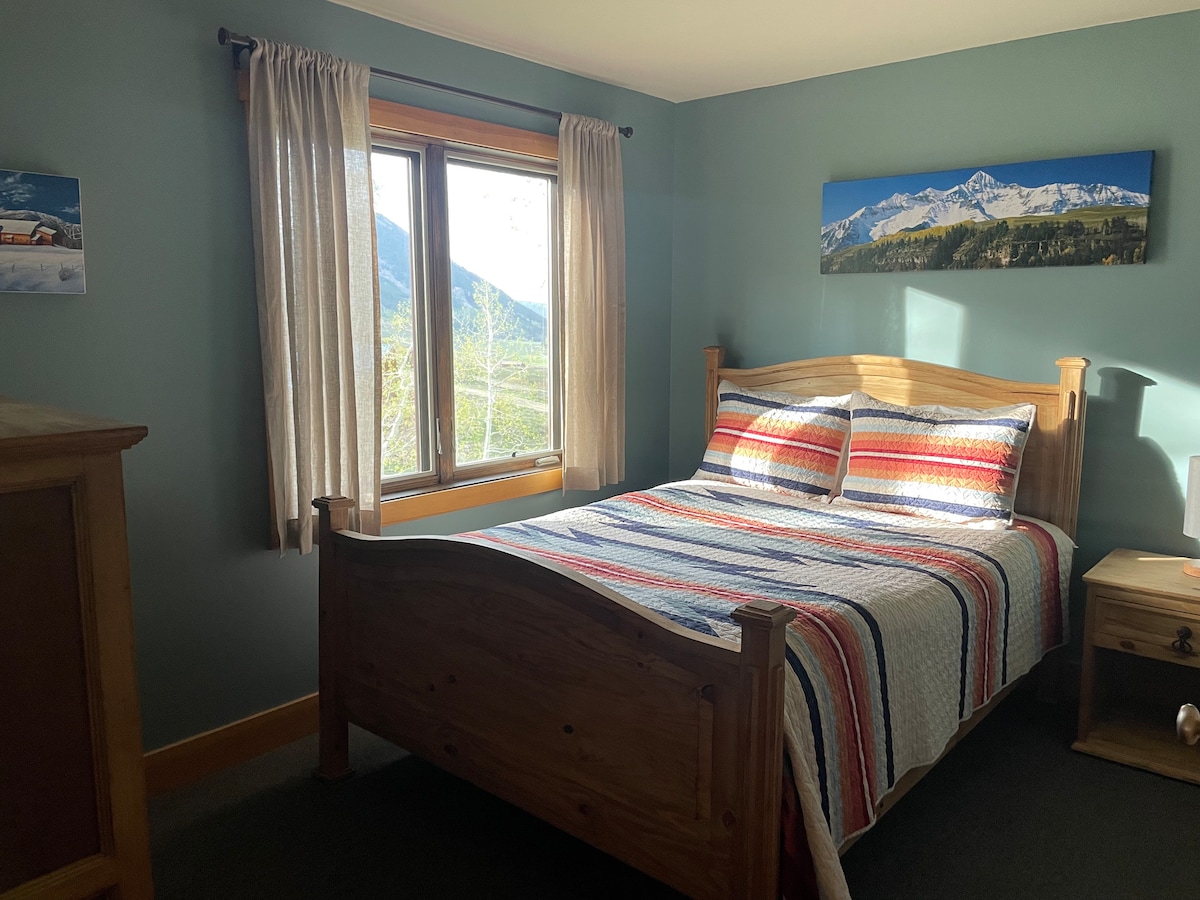 מלכה שנייה עם תצפית על חורשת אספן.