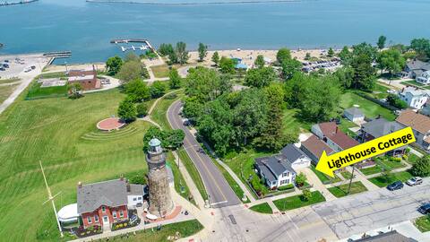 "Lighthouse Cottage" Steps to Beach & Lake Erie!